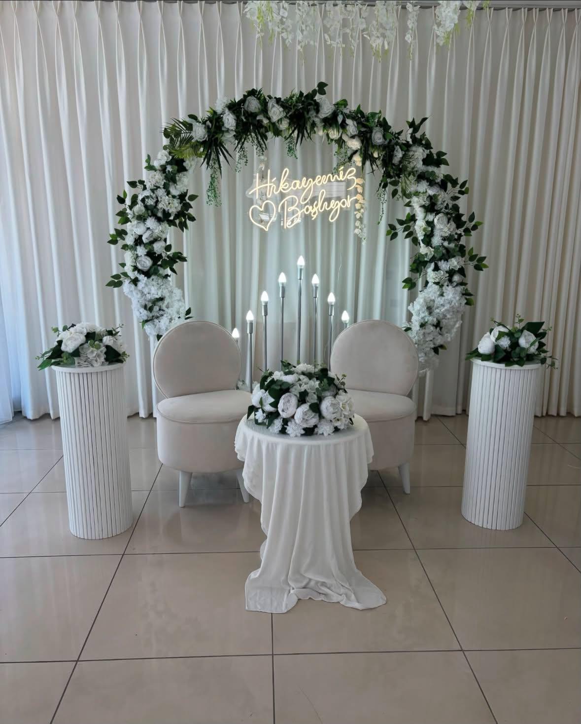 Décoration de fiançailles blanche et dorée